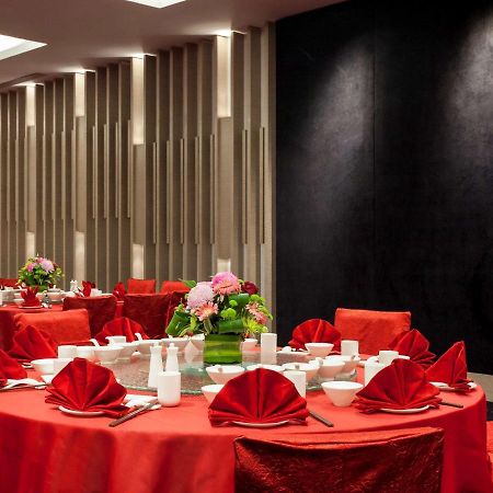 Pullman Miri Waterfront Hotel Екстериор снимка A banquet hall in a hotel