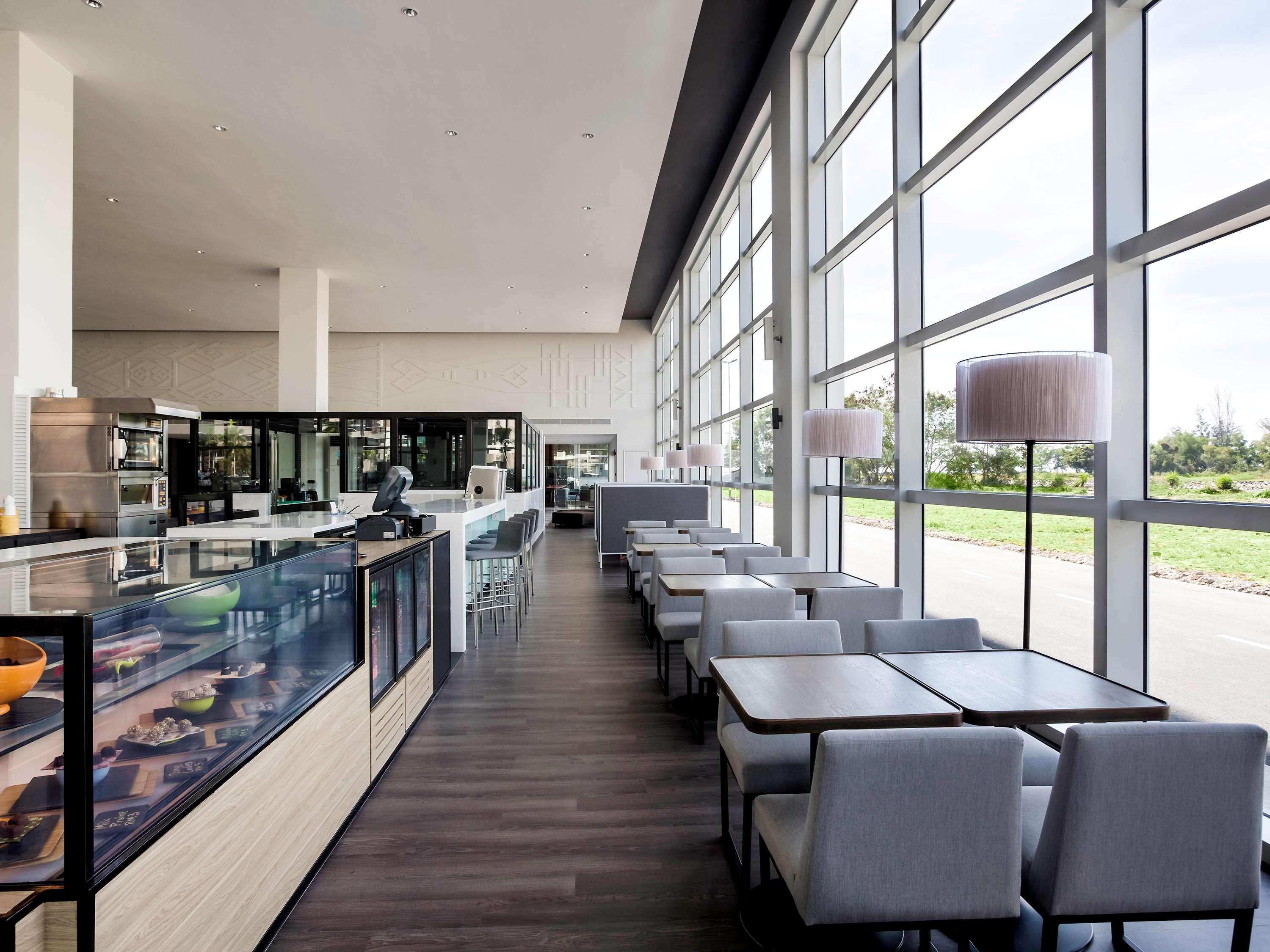 Pullman Miri Waterfront Hotel Екстериор снимка The interior of the restaurant