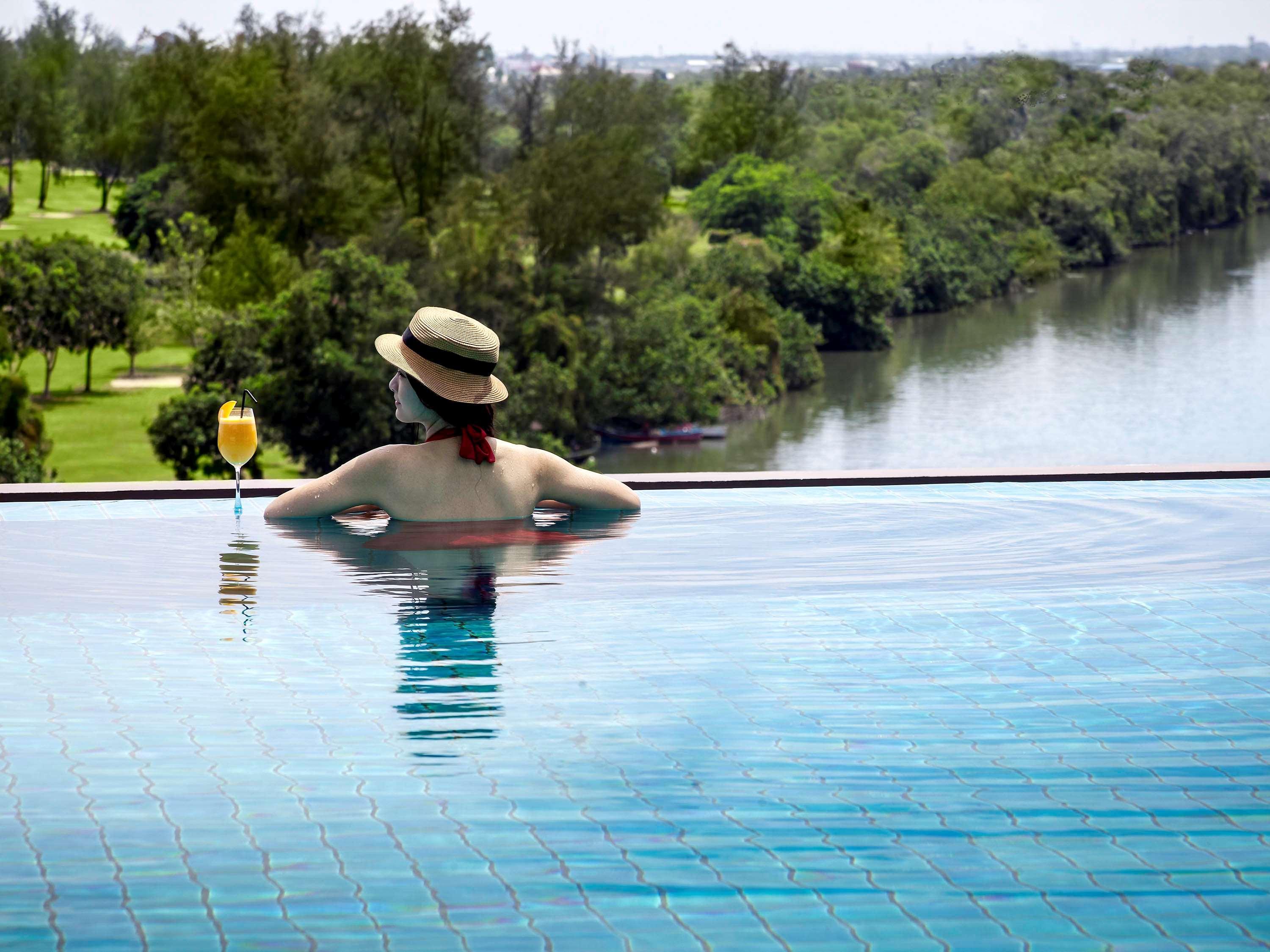 Pullman Miri Waterfront Hotel Екстериор снимка Infinity pool at The Riverine Resort