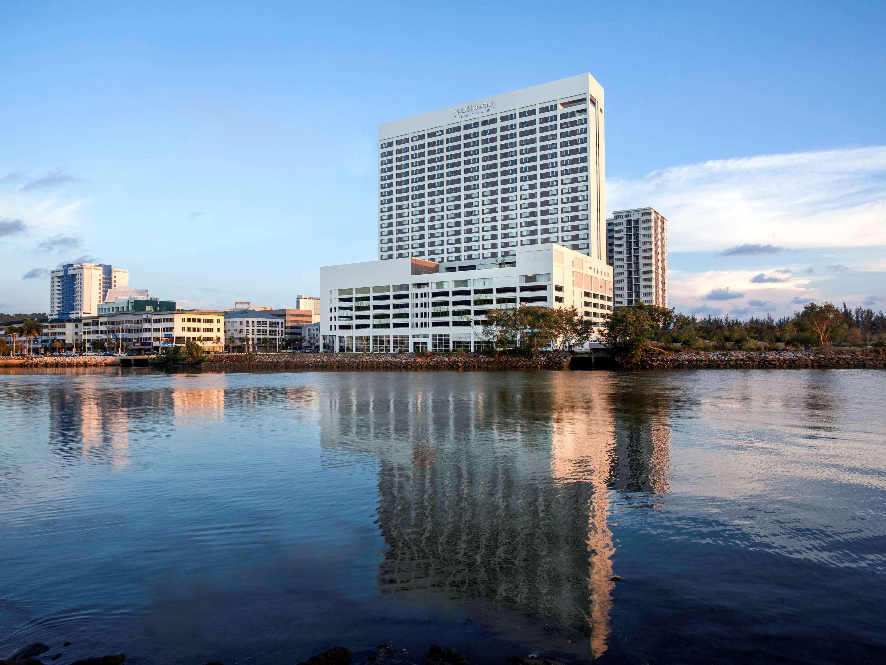 Pullman Miri Waterfront Hotel Екстериор снимка The Harbor Tower