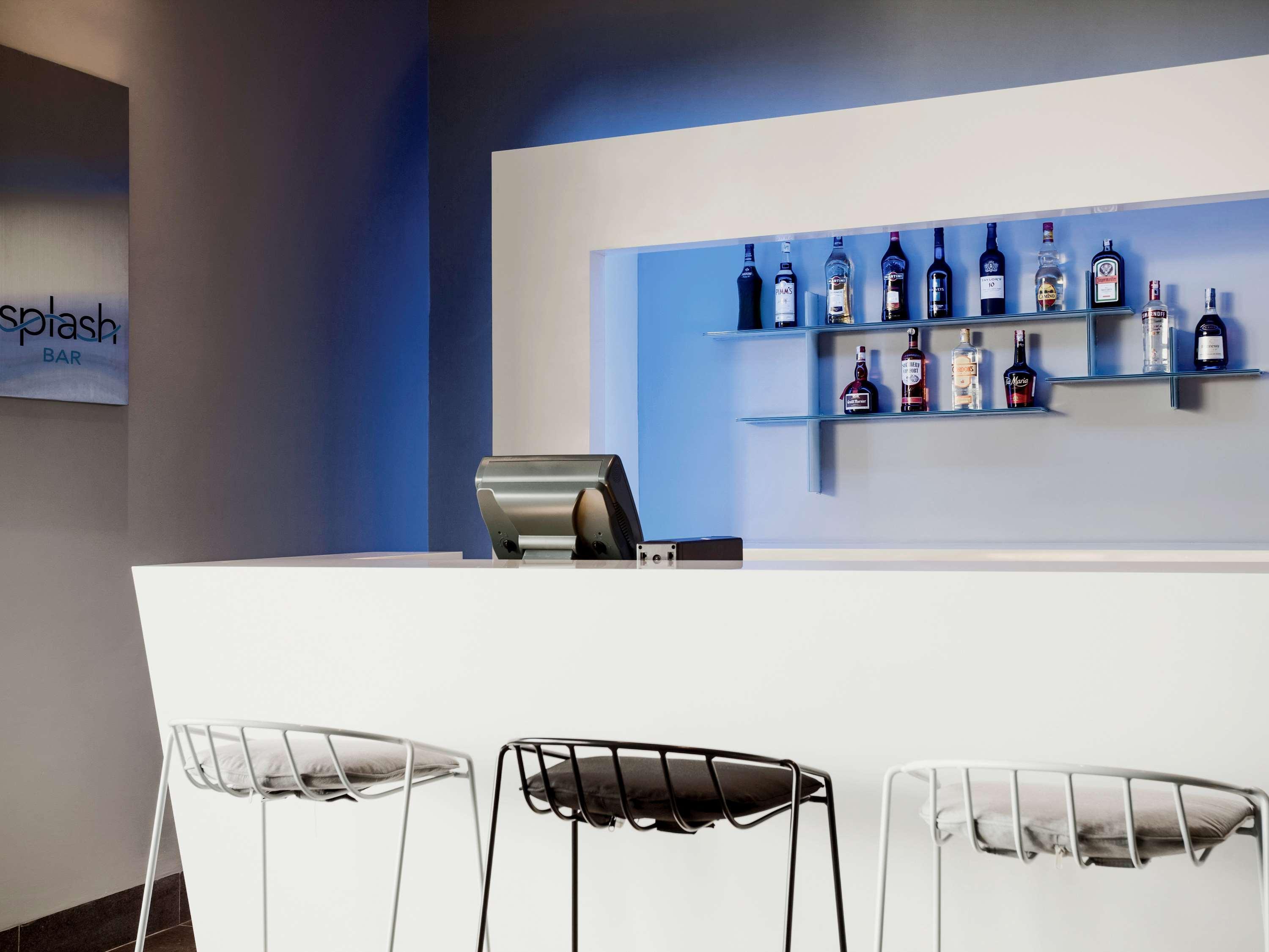 Pullman Miri Waterfront Hotel Екстериор снимка Splash Bar