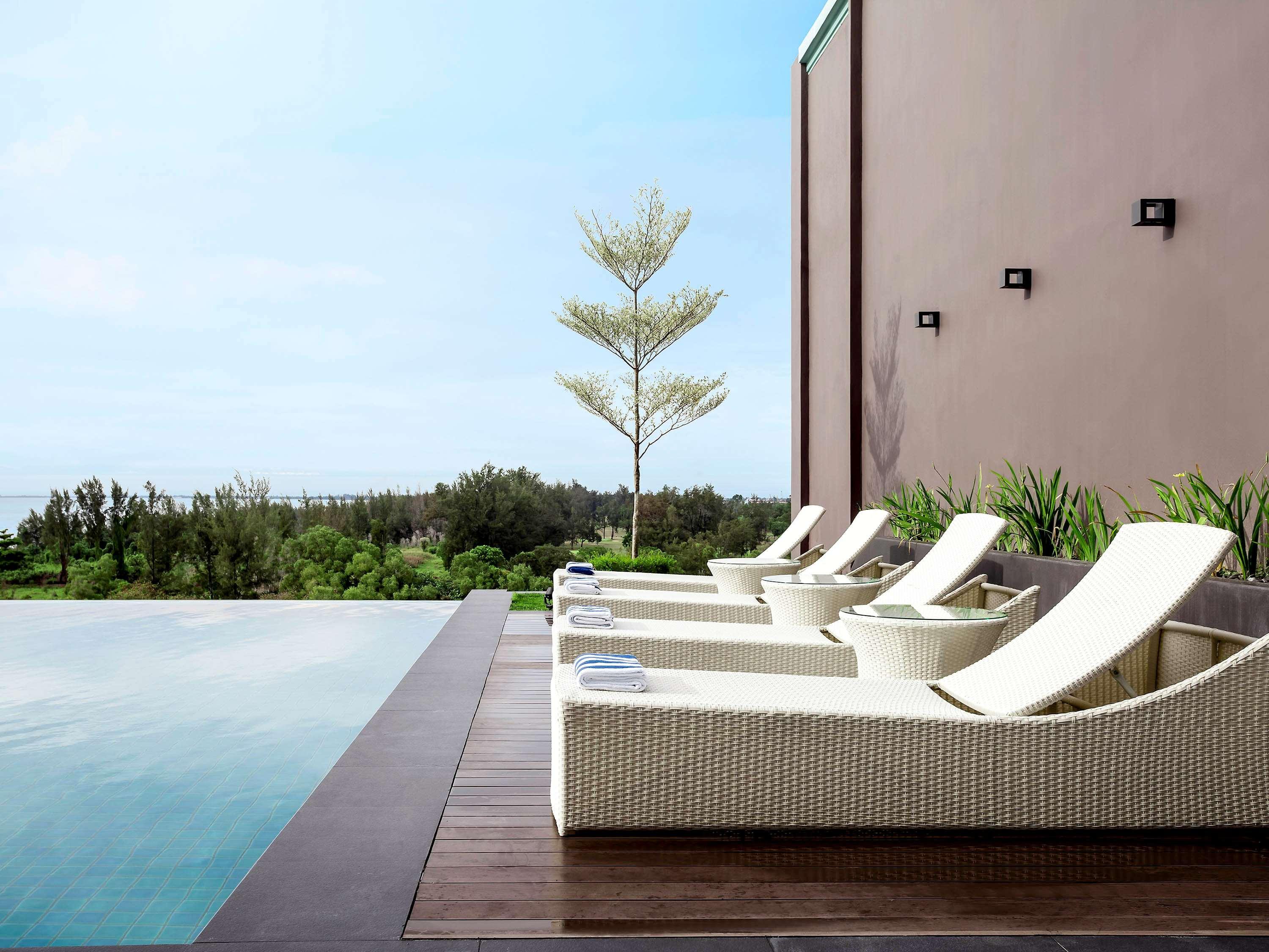 Pullman Miri Waterfront Hotel Екстериор снимка The pool at the hotel