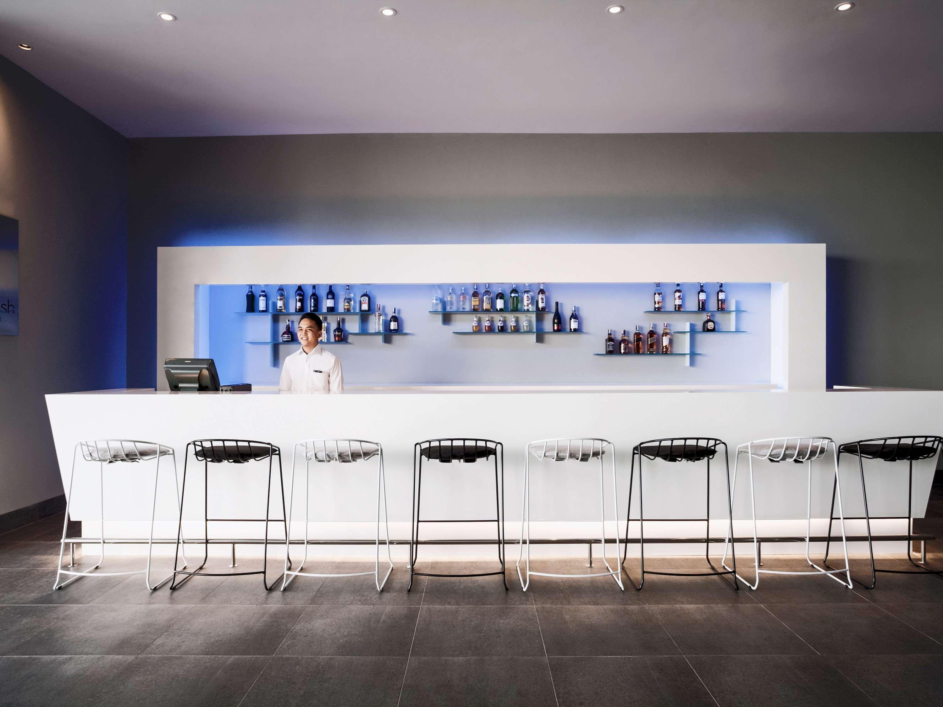 Pullman Miri Waterfront Hotel Екстериор снимка The bar at the lounge