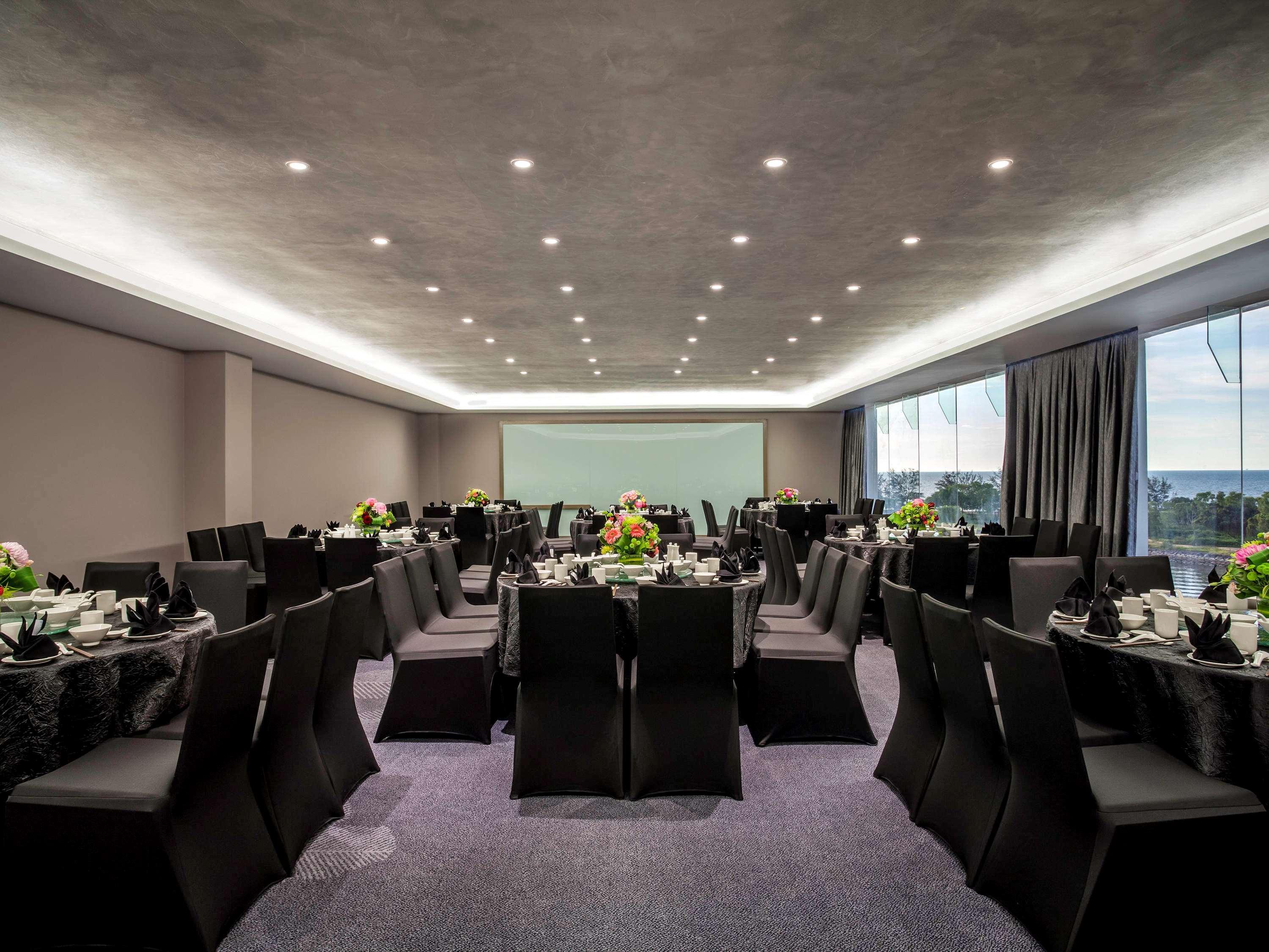 Pullman Miri Waterfront Hotel Екстериор снимка The meeting room