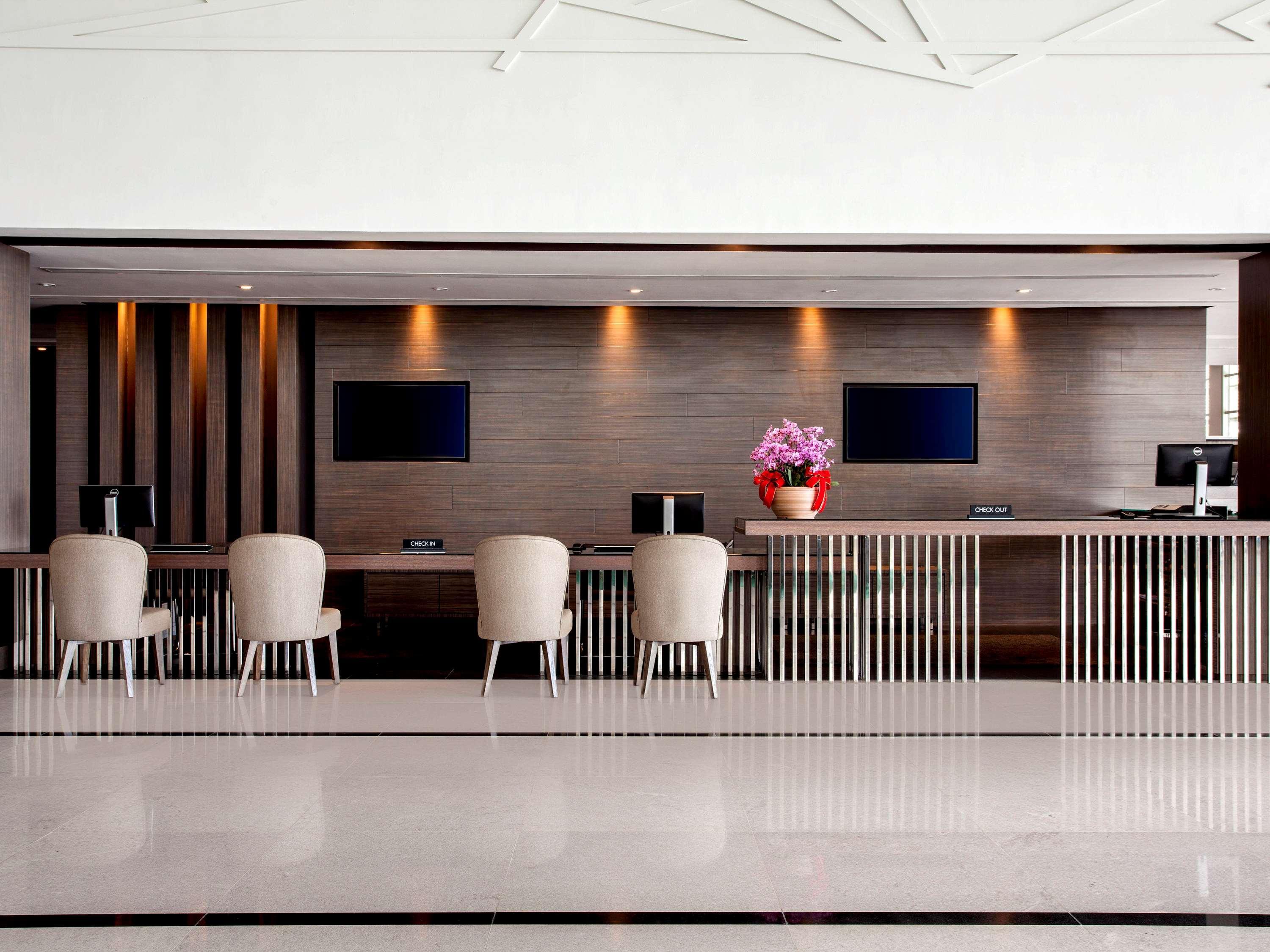 Pullman Miri Waterfront Hotel Екстериор снимка The lobby of the hotel