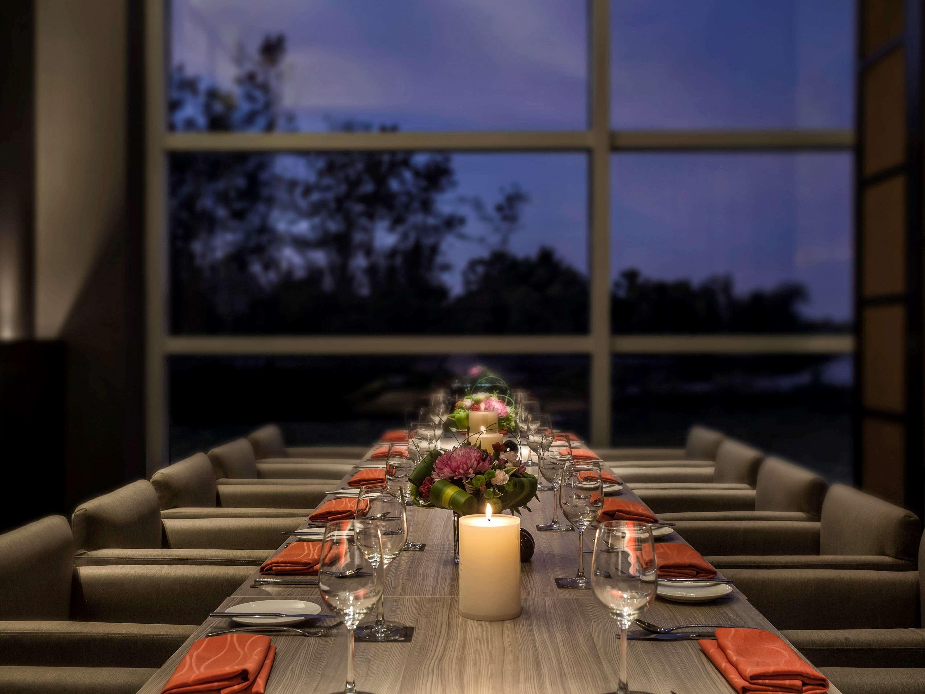 Pullman Miri Waterfront Hotel Екстериор снимка The Club at Changi Airport