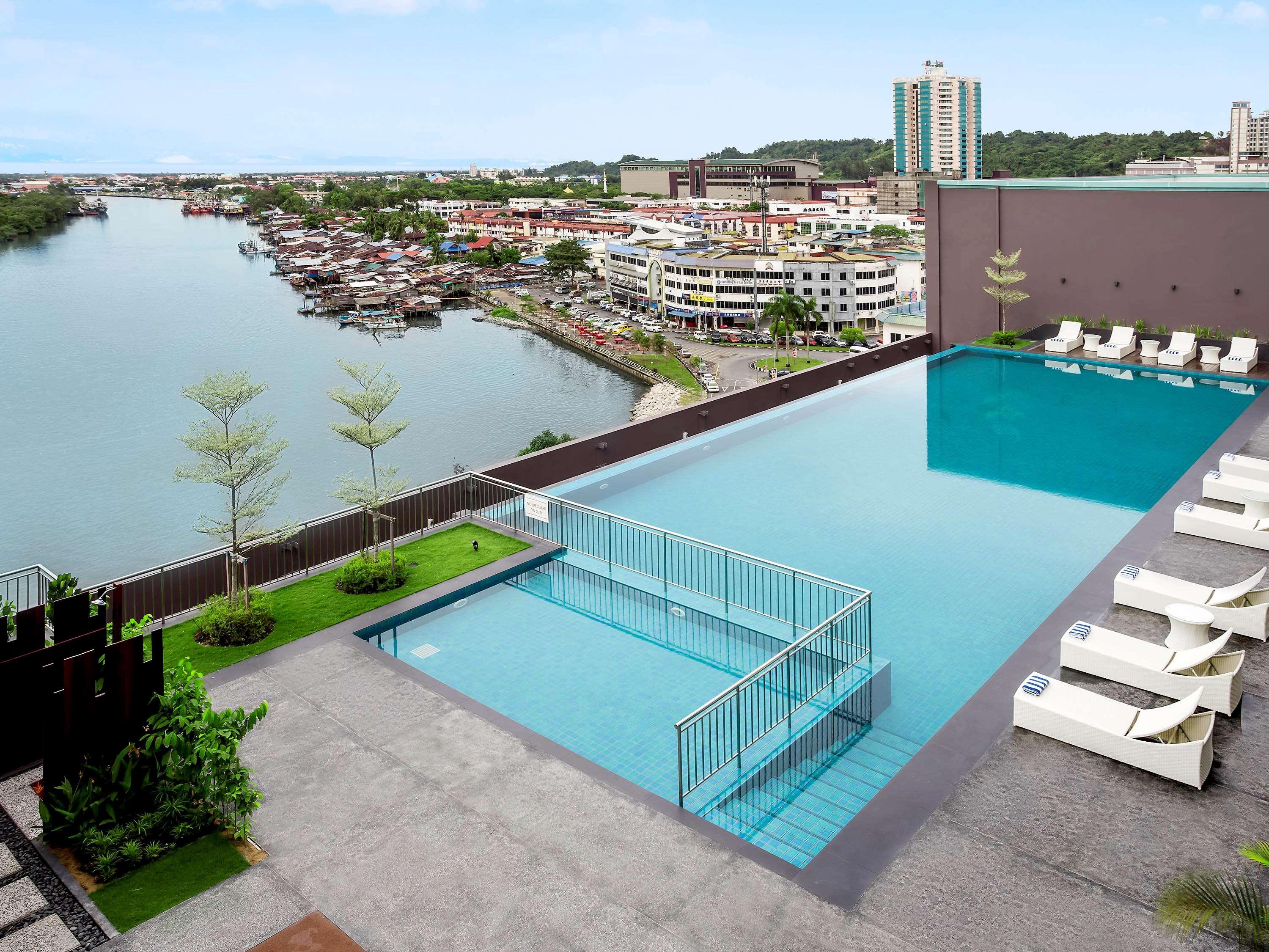 Pullman Miri Waterfront Hotel Екстериор снимка Infinity pool at the top of the hotel