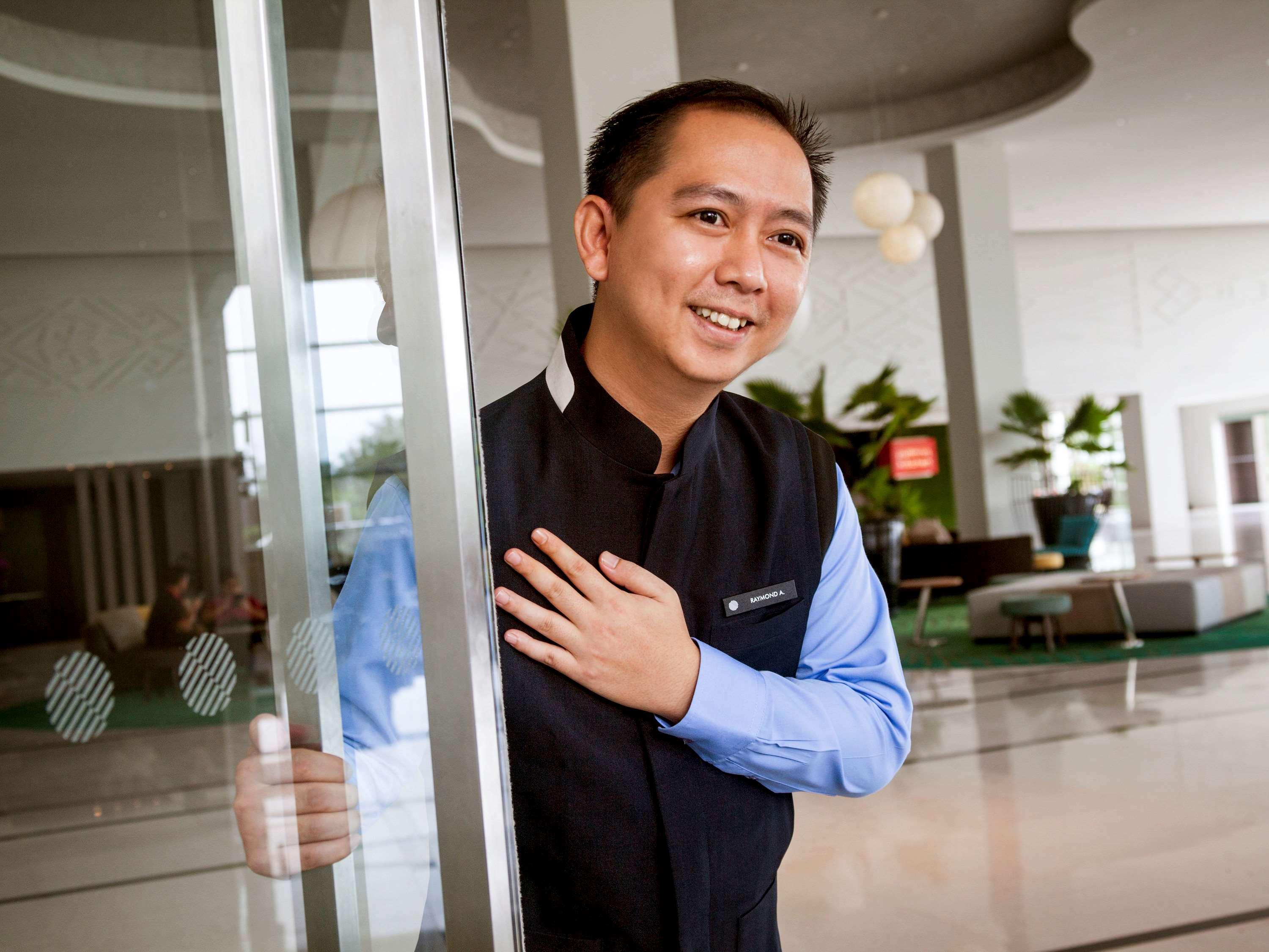 Pullman Miri Waterfront Hotel Екстериор снимка A doorman at a hotel in Vietnam