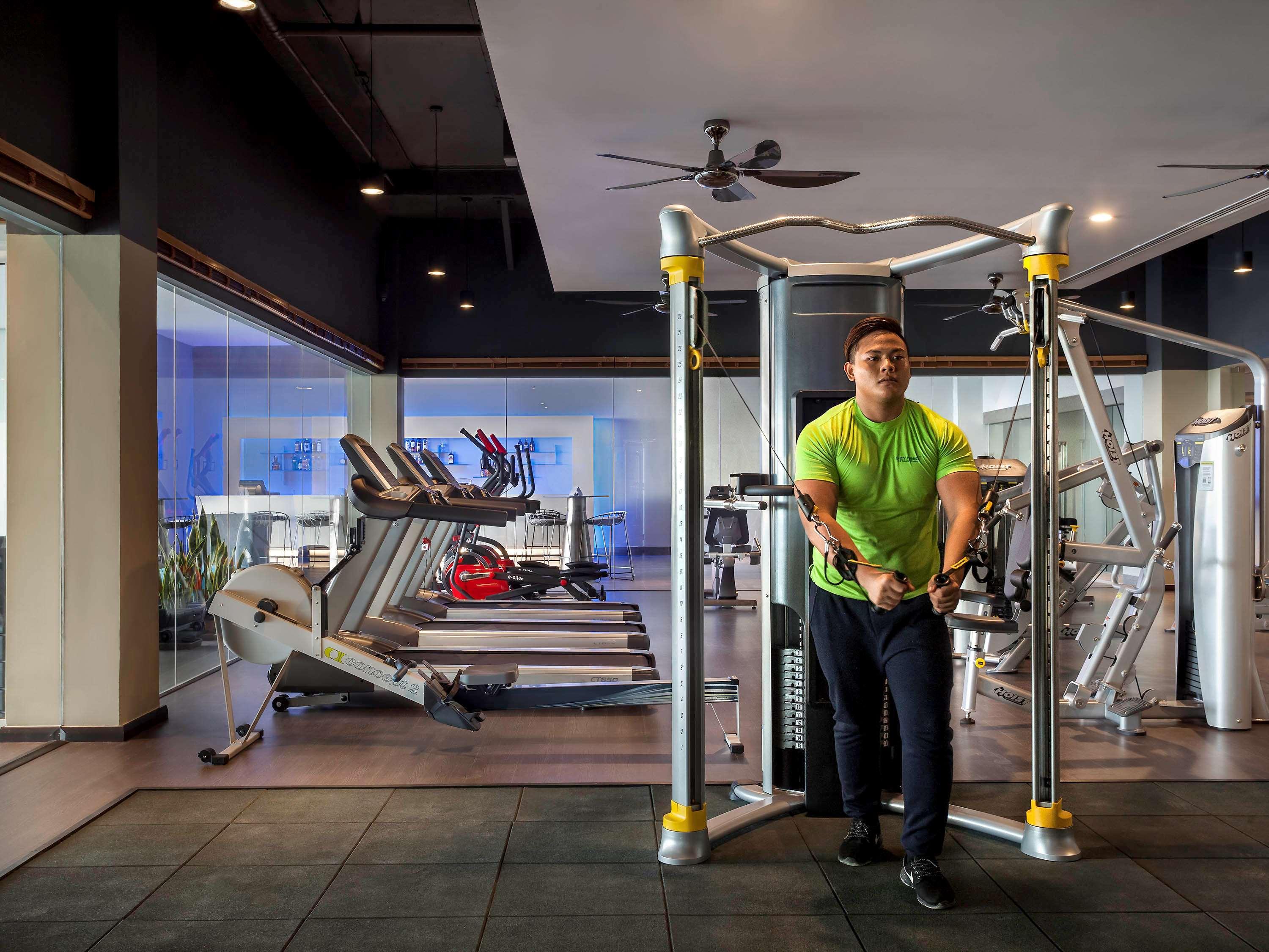 Pullman Miri Waterfront Hotel Екстериор снимка A man doing dips on a parallel bar