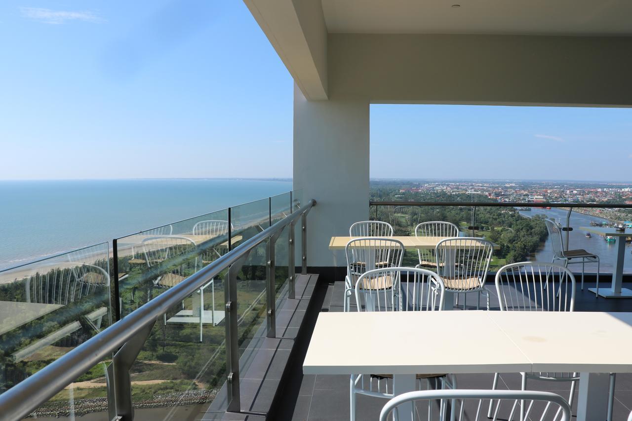 Pullman Miri Waterfront Hotel Екстериор снимка A balcony in Nha Trang, Vietnam