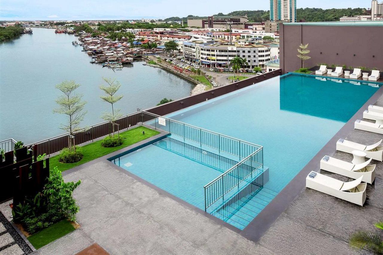 Pullman Miri Waterfront Hotel Екстериор снимка Infinity pool