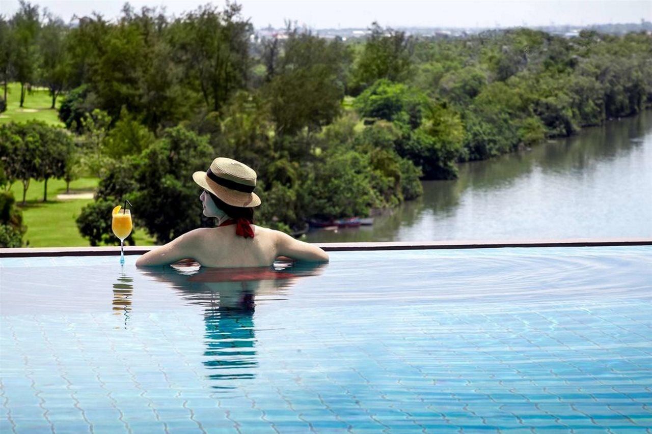 Pullman Miri Waterfront Hotel Екстериор снимка Infinity pool at The Oberoi, Udaiypore