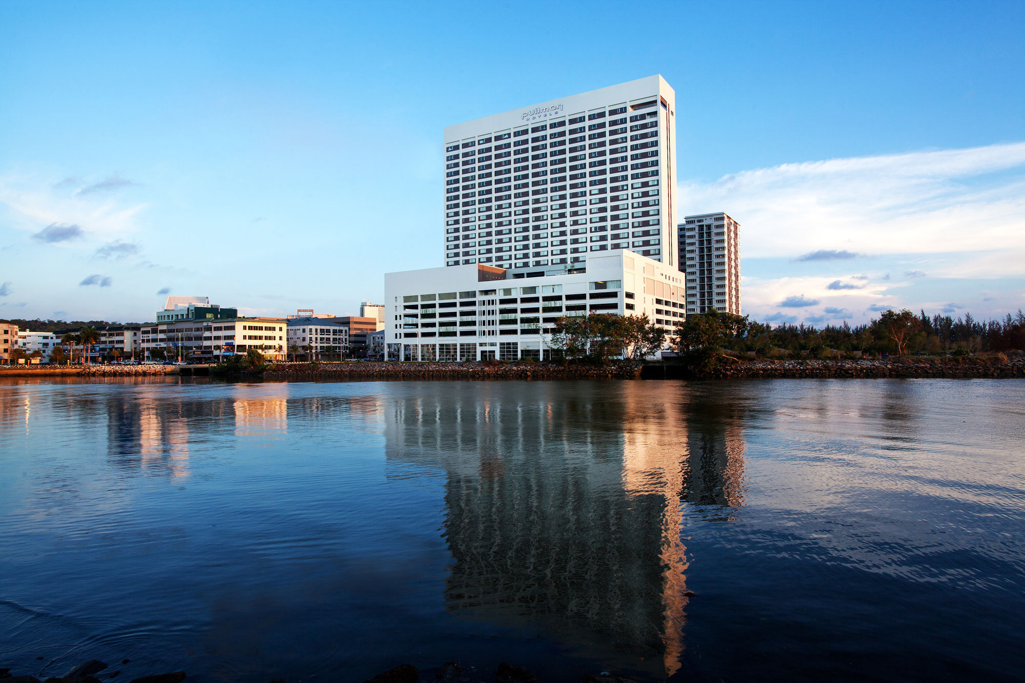 Pullman Miri Waterfront Hotel Екстериор снимка The hotel in 2011