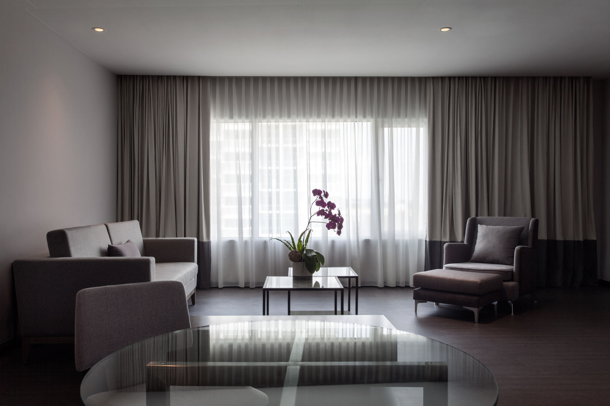 Pullman Miri Waterfront Hotel Екстериор снимка A living room with curtains
