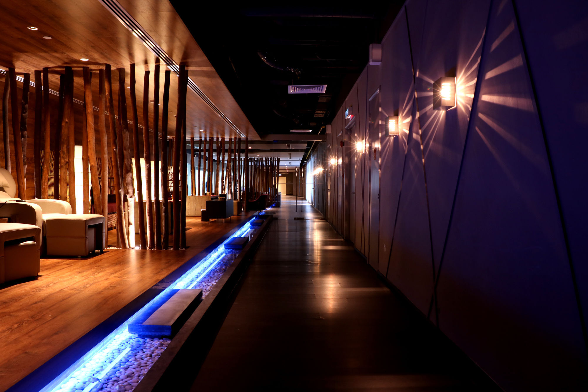 Pullman Miri Waterfront Hotel Екстериор снимка The interior of the airport's VIP lounge