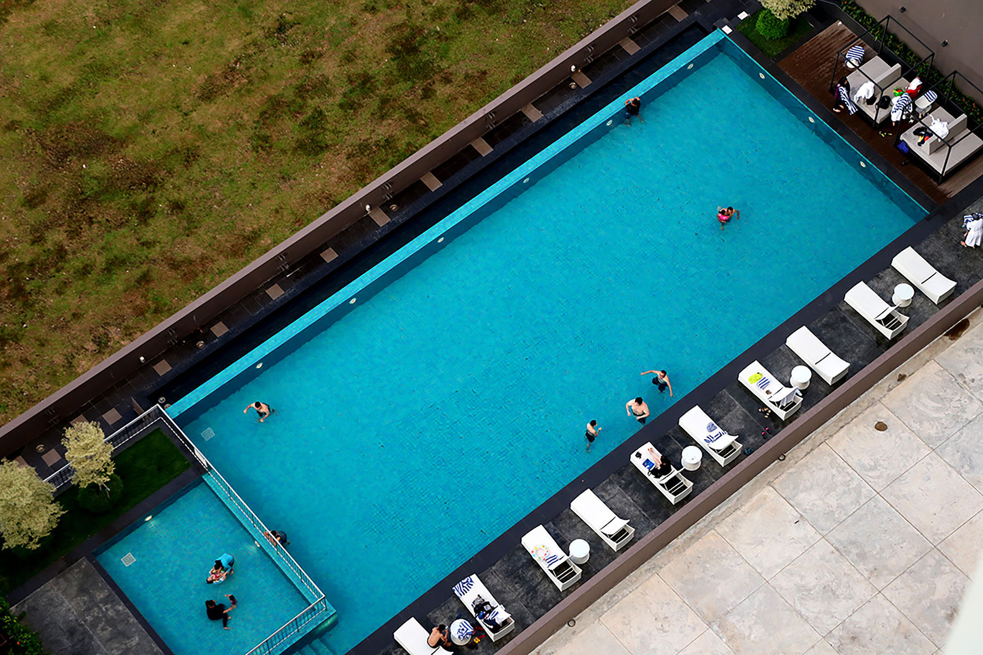 Pullman Miri Waterfront Hotel Екстериор снимка The pool at the hotel