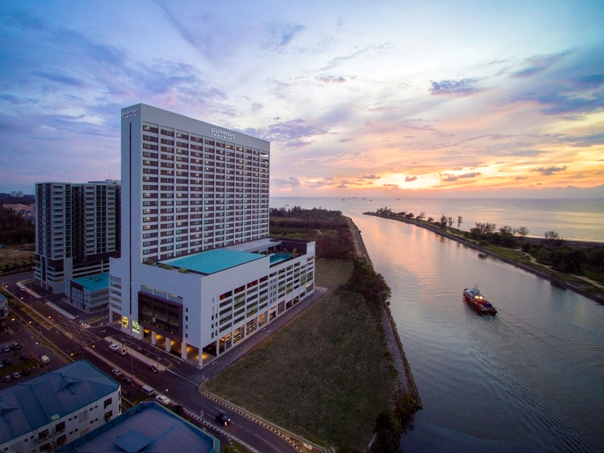 Pullman Miri Waterfront Hotel Екстериор снимка Aerial view of the hotel