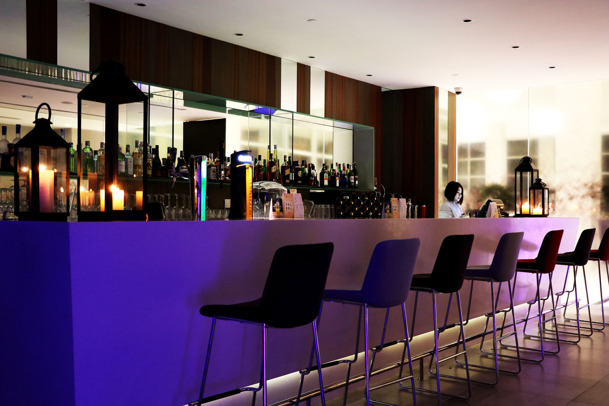 Pullman Miri Waterfront Hotel Екстериор снимка The bar at the 100 Queen's Gate