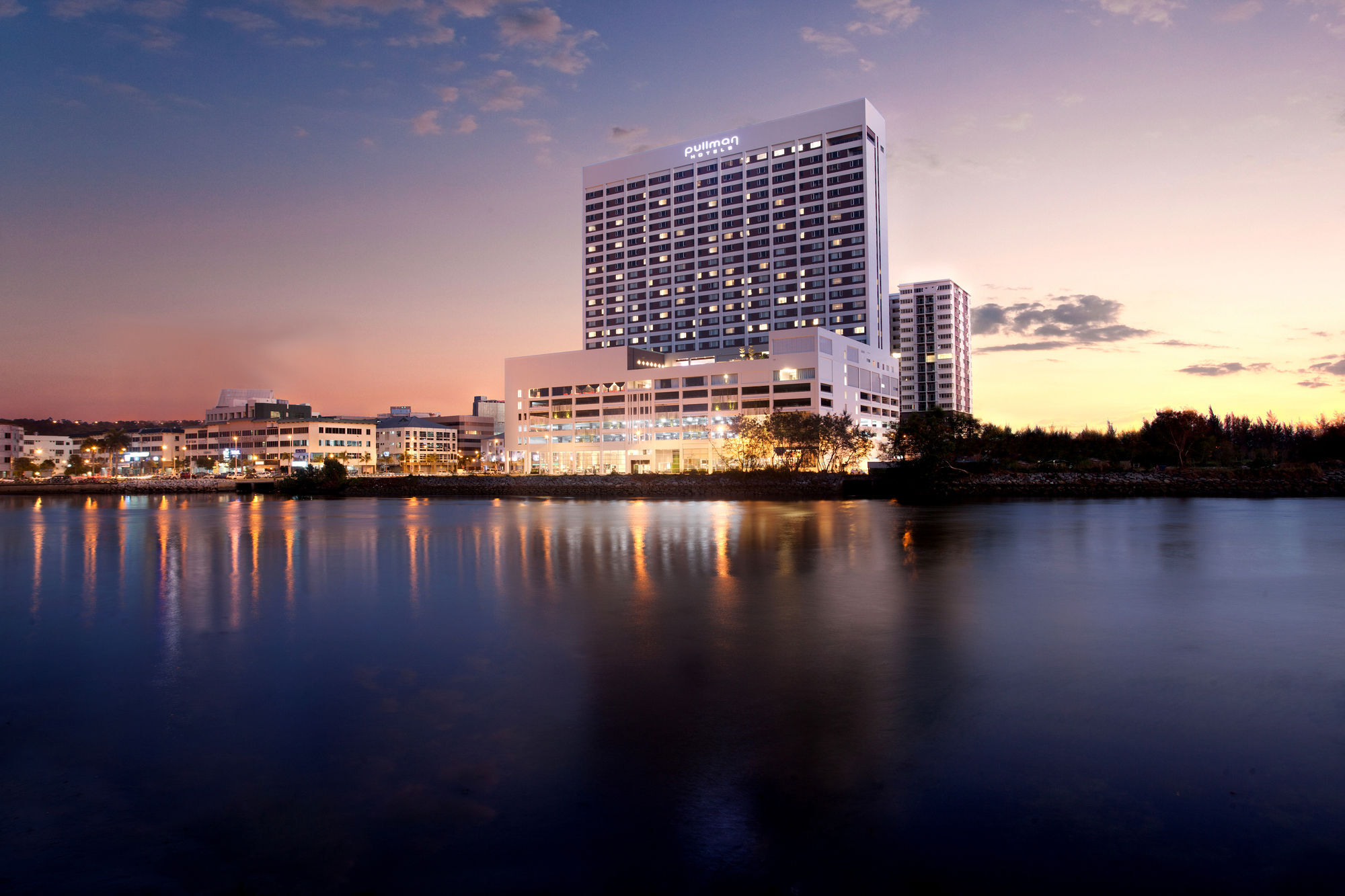 Pullman Miri Waterfront Hotel Екстериор снимка The Royal Thai Navy Hospital