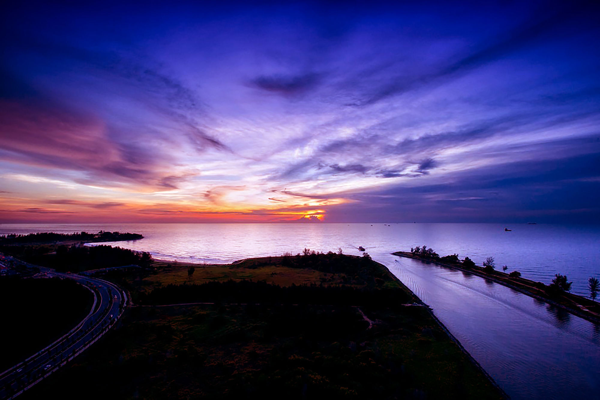 Pullman Miri Waterfront Hotel Екстериор снимка Sunset at the mouth of the river