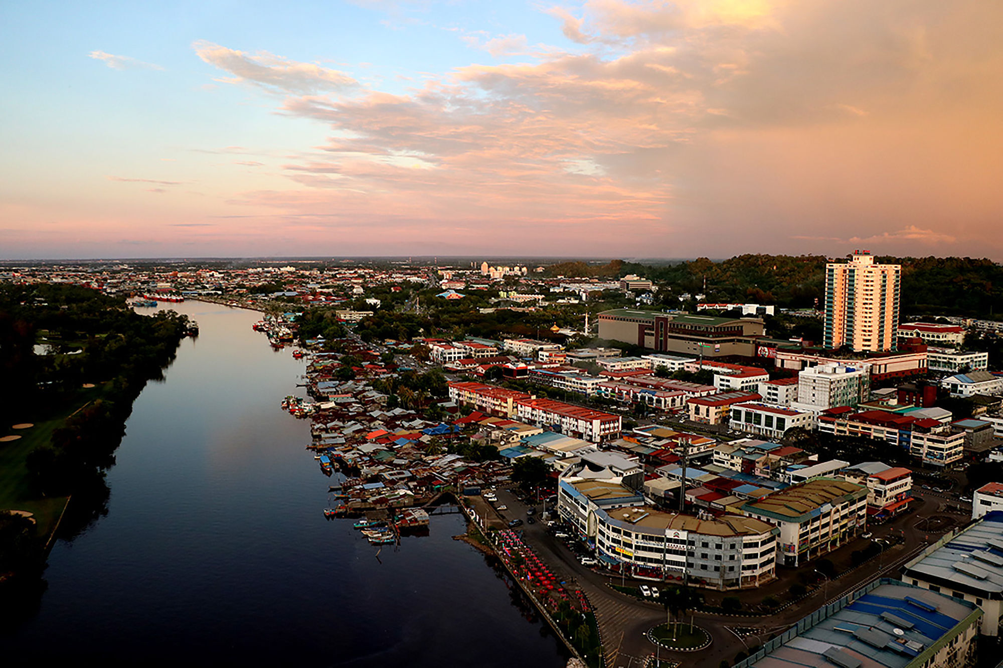Pullman Miri Waterfront Hotel Екстериор снимка Aerial view of La Paz