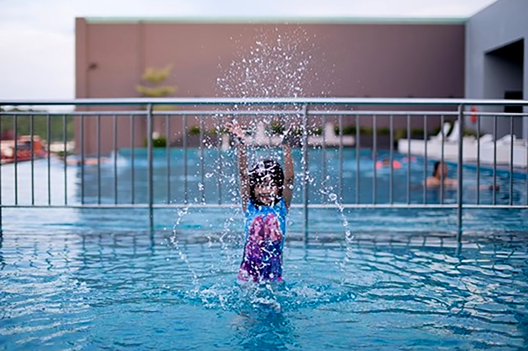 Pullman Miri Waterfront Hotel Екстериор снимка Swimming pool at the hotel