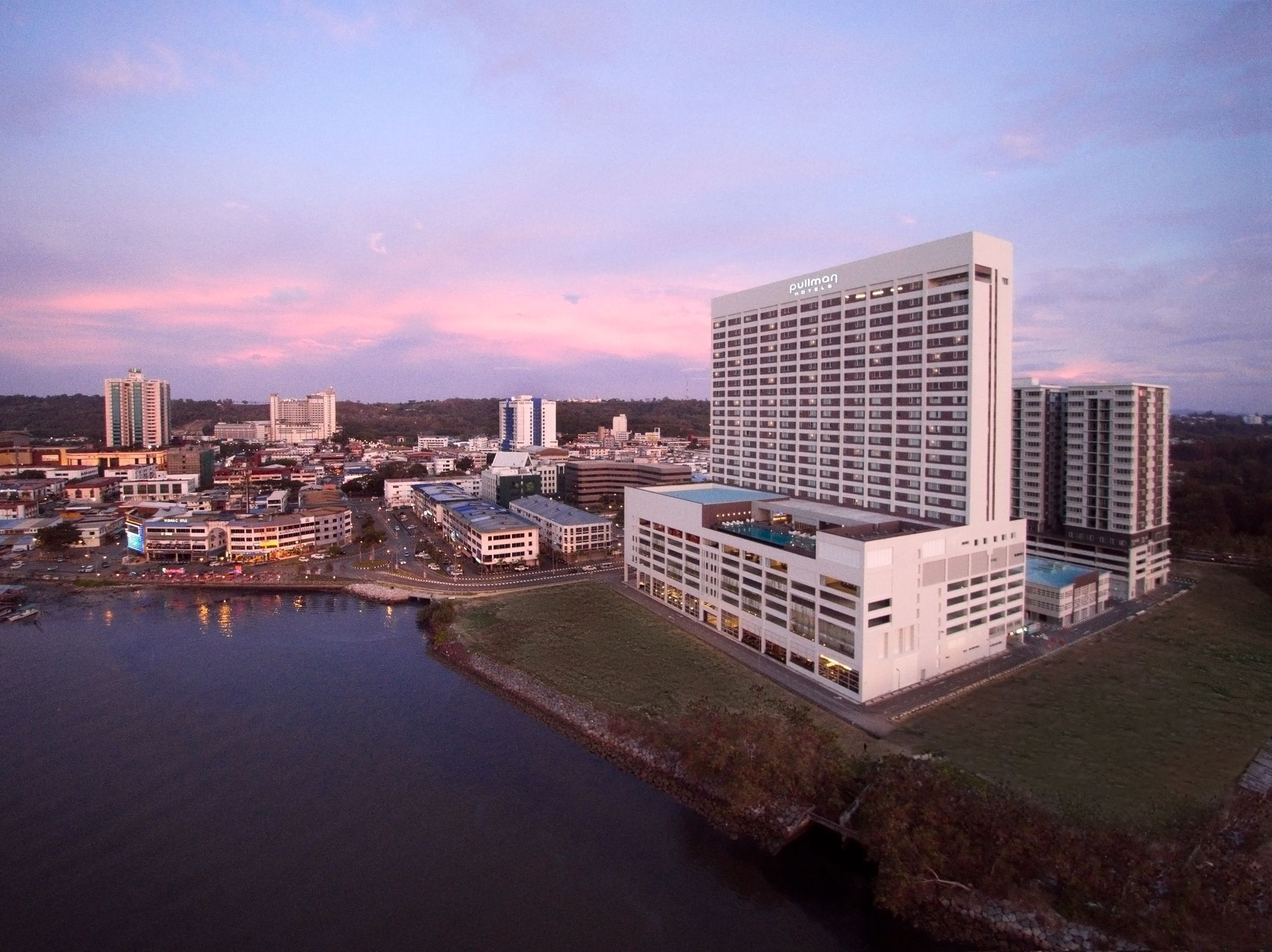 Pullman Miri Waterfront Hotel Екстериор снимка The Riverfront