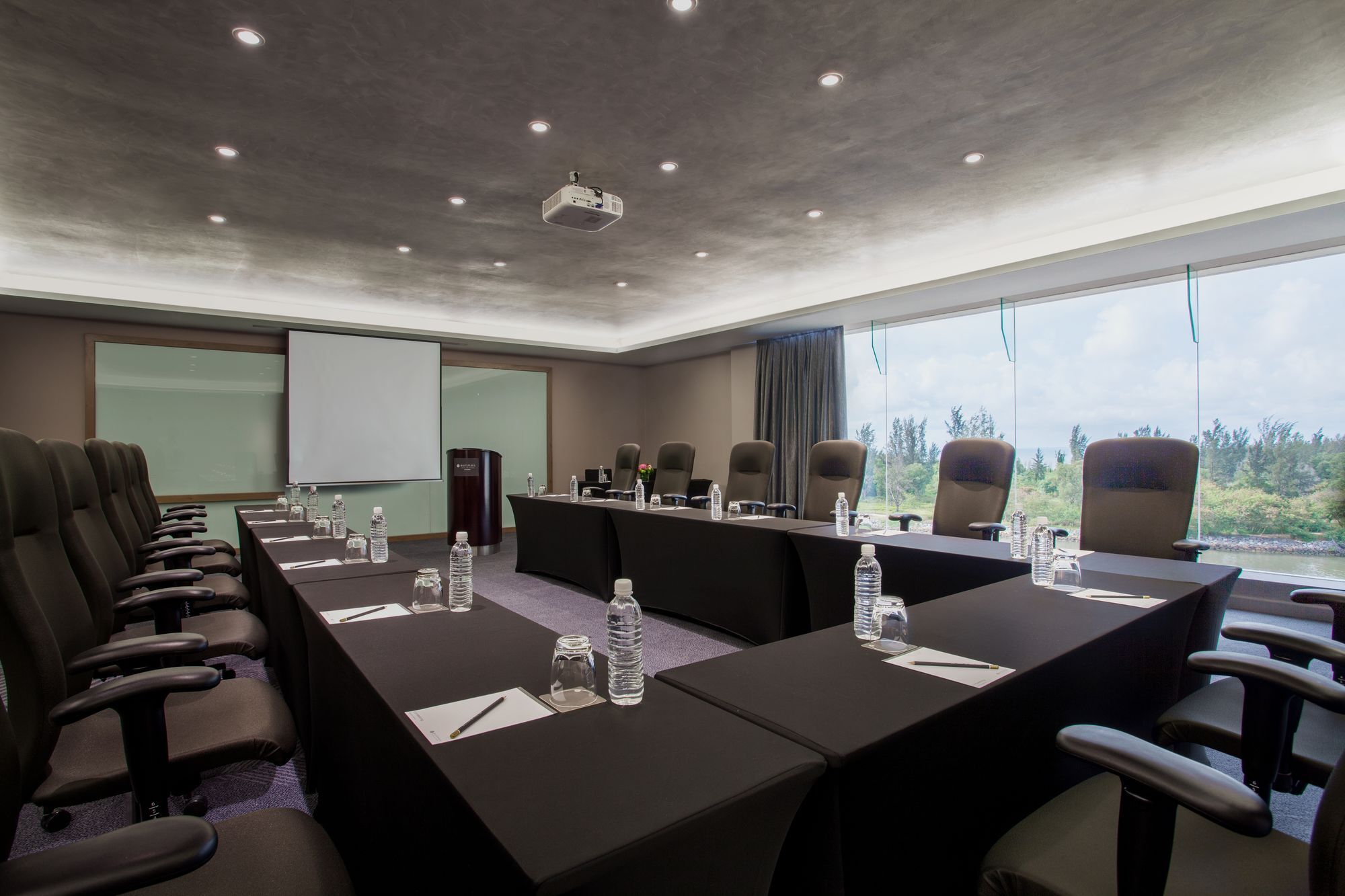 Pullman Miri Waterfront Hotel Екстериор снимка Meeting room
