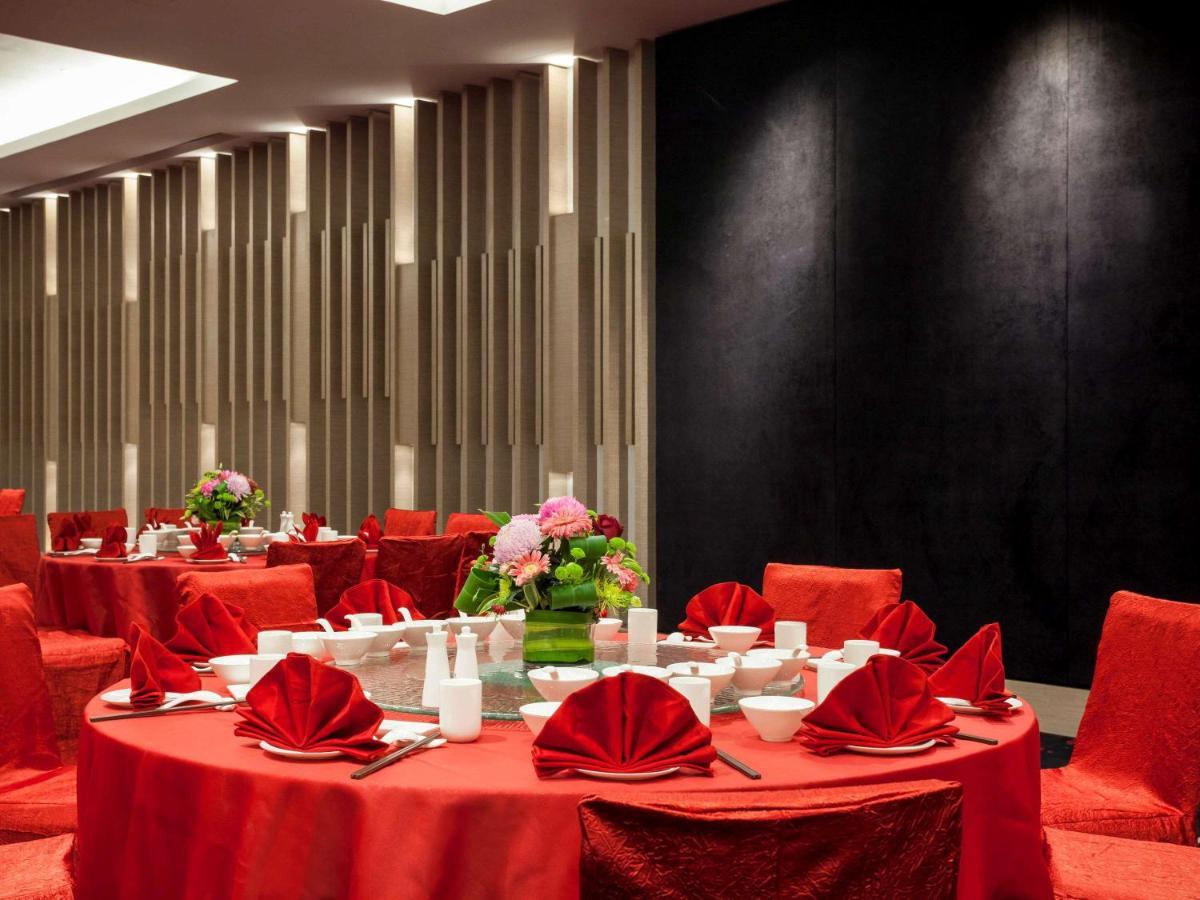 Pullman Miri Waterfront Hotel Екстериор снимка A banquet hall in a hotel