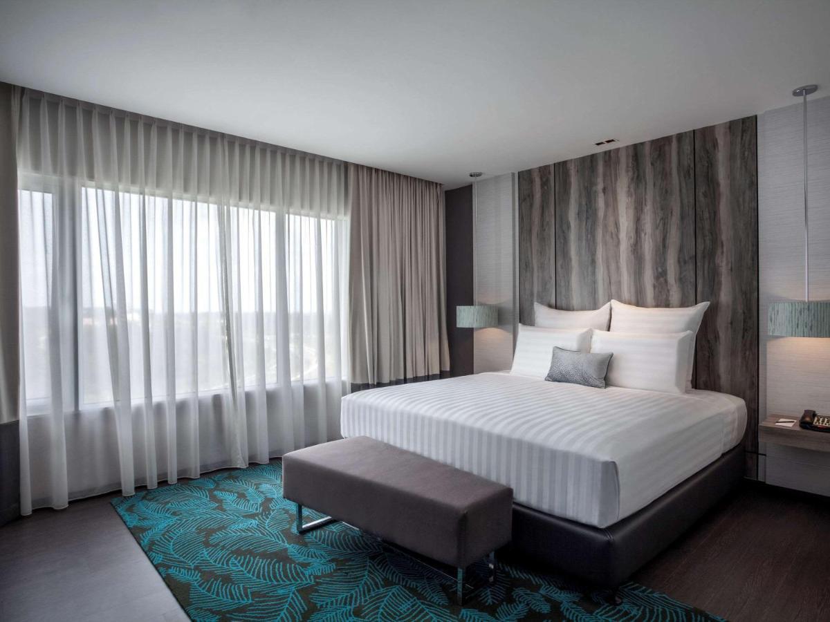 Pullman Miri Waterfront Hotel Екстериор снимка A bedroom at the hotel